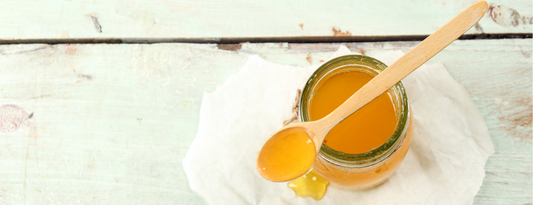 Does a metal spoon affect honey? 